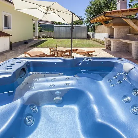 Holiday home Freeda *